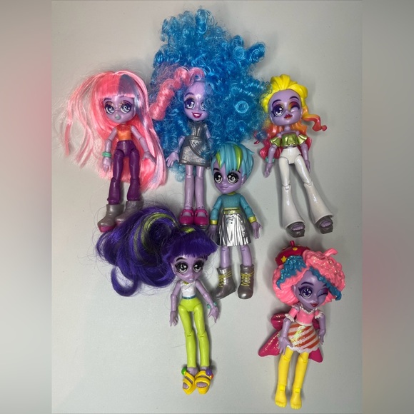 Lot Of 6 Moose Toys Capsule Chix Dolls EUC - Picture 1 of 13